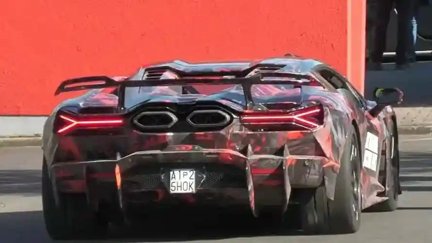 Lamborghini Revuelto SV: горячее купе с огромным антикрылом уже едет на Нюрбургринг